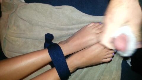 Вуайеристическое видео фетиша ног сексуальной секретарши на каблуках