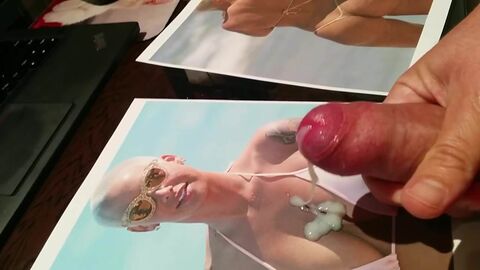 HD видео, кончает на фото (гей), мастурбация (гей)